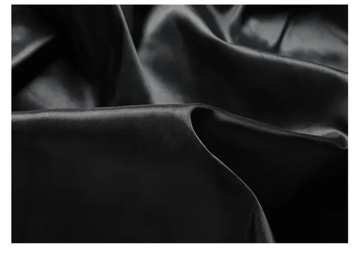 Modern, stilren herr vindbrytare i svart. Lång jacka för blåsigt väder, perfekt för herrmode och casual look.