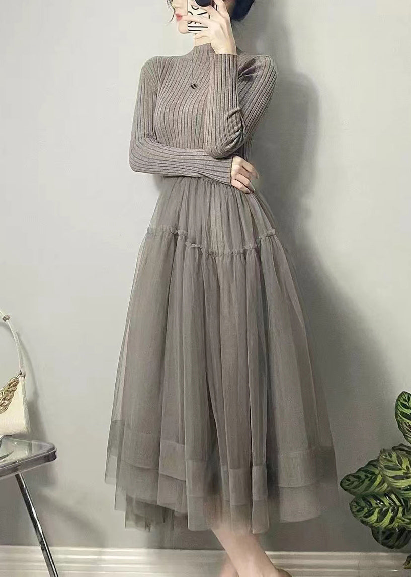 Elegant festklänning för kvinnor, lång modell med unikt asymmetriskt tyll- och patchworkmönster.