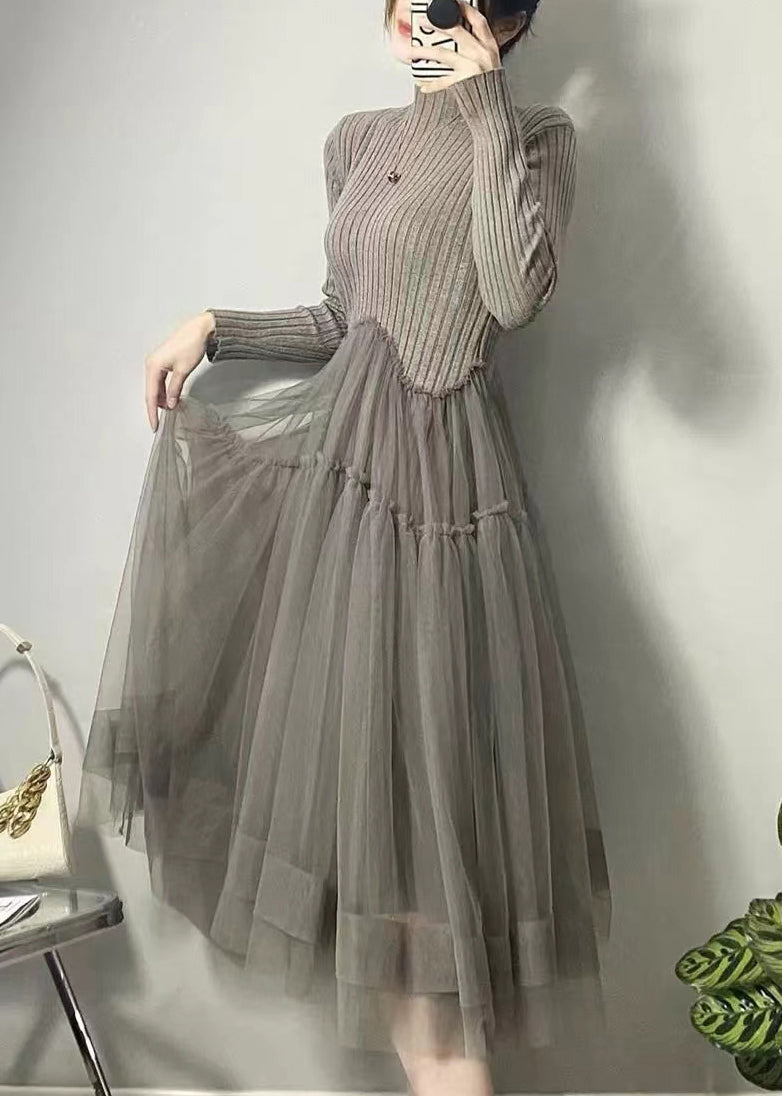 Bekväm långklänning med modern asymmetrisk skärning och stilfullt tyll-patchwork för kvinnor.