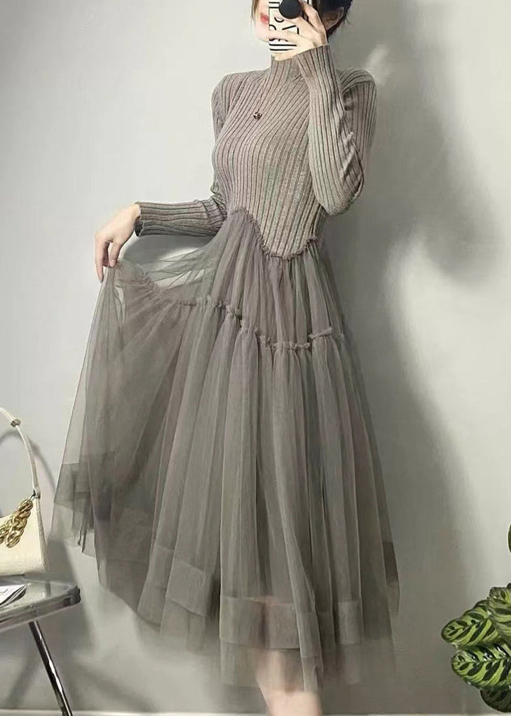 Bekväm långklänning med modern asymmetrisk skärning och stilfullt tyll-patchwork för kvinnor.