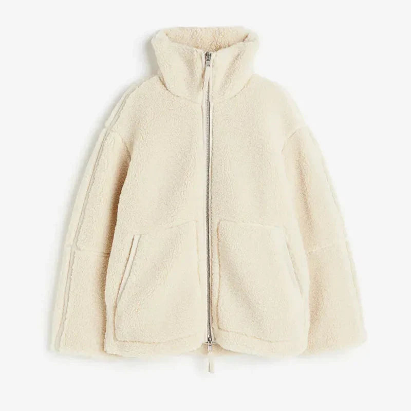 Lång mysig dam teddyjacka i beige med lös passform, perfekt som höst- eller vinterjacka.