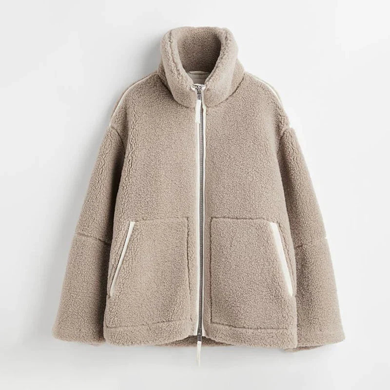 Elegant beige/vit dam teddyjacka, mjuk och lång med lös passform, perfekt för svalare dagar.