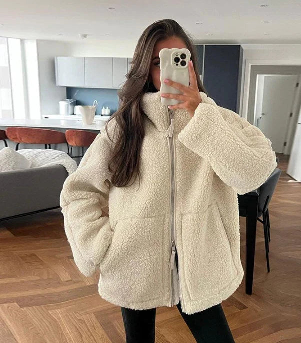 Mysig och varm lång dam teddyjacka i beige, perfekt höst- och vinterjacka med elegant lös passform.