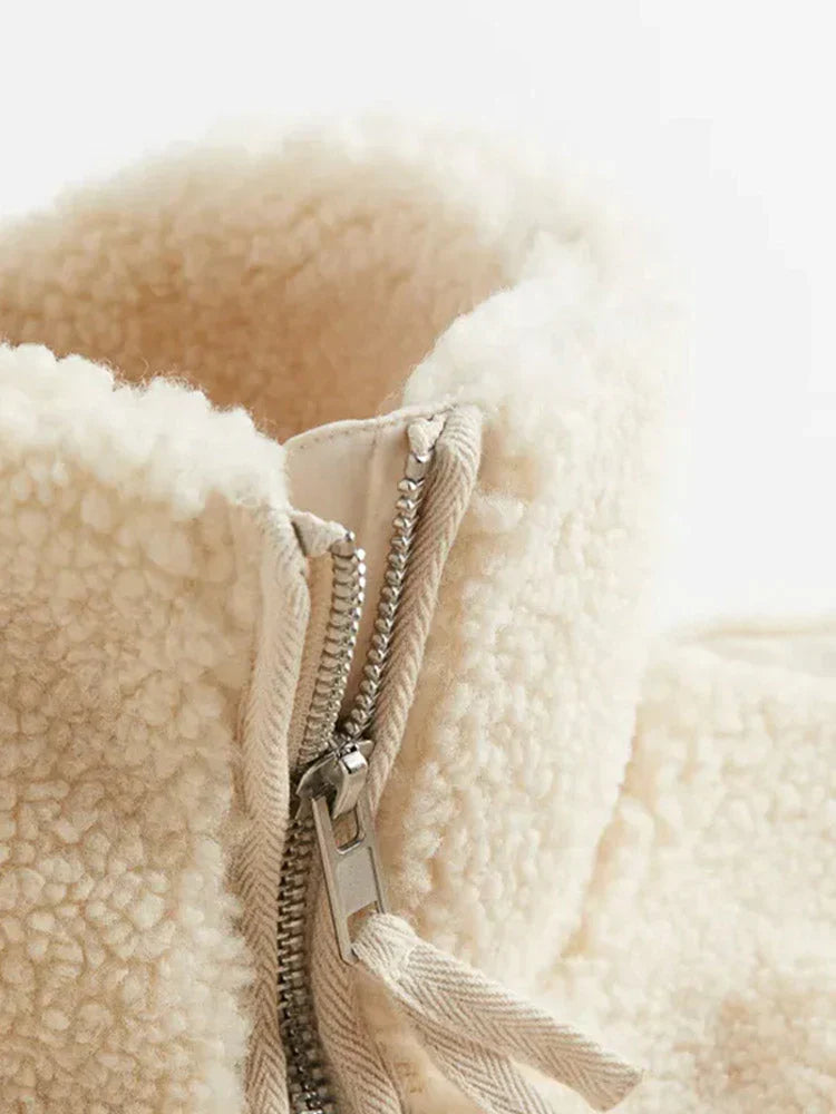 Mjuk, lång dam teddyjacka i vit/beige med mysig lös passform; en elegant höst- och vinterfavorit.