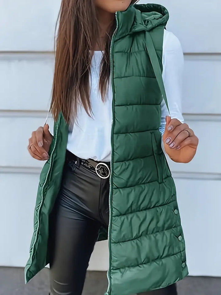 Mysig och varm lång väst med huva för kvinnor. Oversized passform, perfekt för vinterkläder, vardaglig stil.