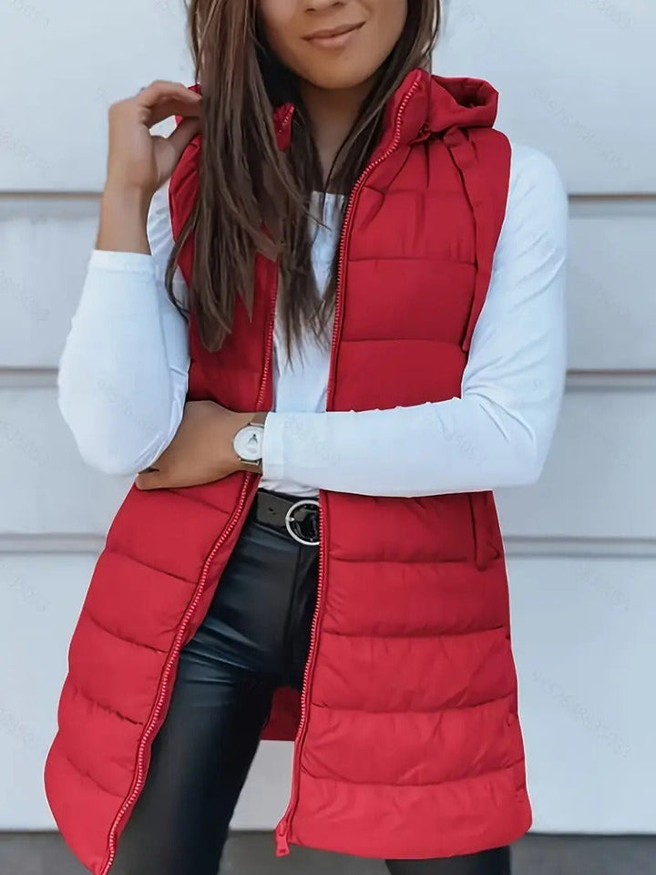 Trendig oversized lång väst för kvinnor. Quiltad huvvärmare för en modern höst- & vinterlook.