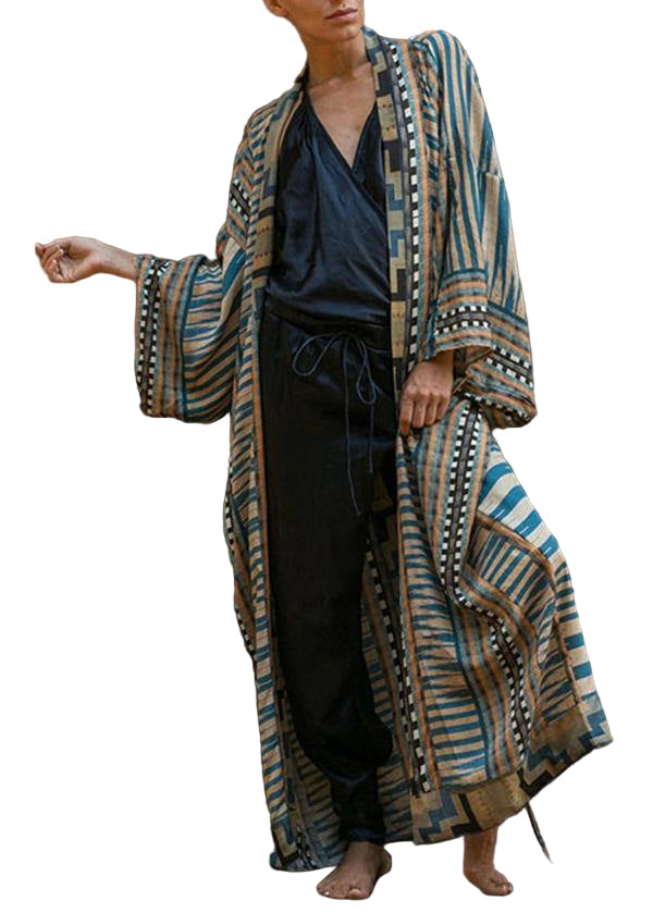 Långärmad damkimono i bohemisk stil med geometriskt mönster, perfekt som ledig cover-up för sommaren.