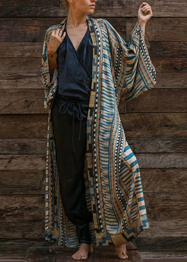 Blå mönstrad bohemisk strandkimono för dam. Långärmad cover-up, idealisk för sommar och lediga dagar.