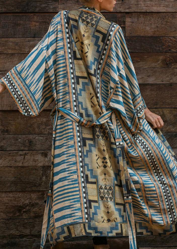 Damkimono med lång ärm i bohemisk stil. Blå mönstrad cover-up, perfekt som ledig strandkläder för sommaren.
