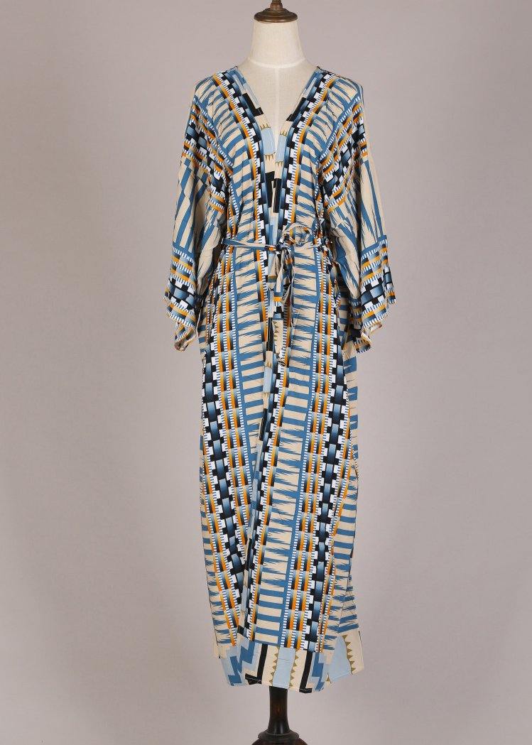 Elegant bohemisk damkimono med lång ärm. Blå, mönstrad och ledig, perfekt som stilren cover-up.