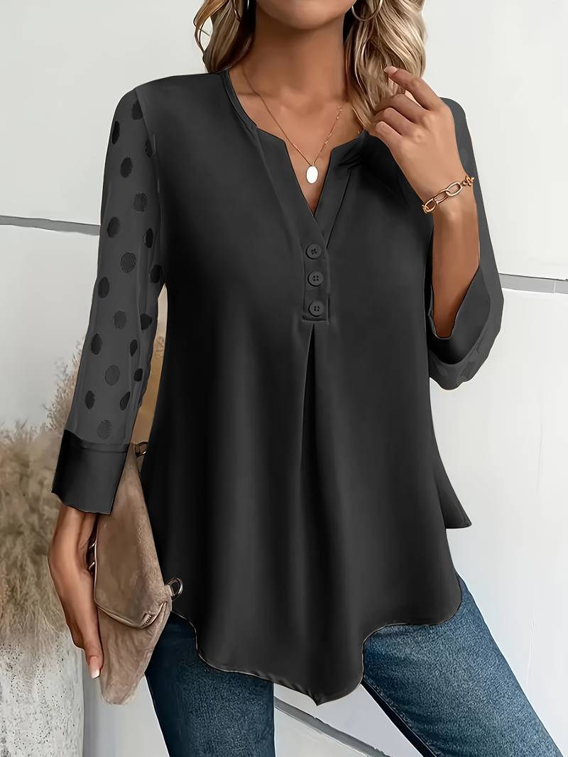 Elegant långärmad damtopp med unik hackad hals. Moderiktig kvinnors blus, perfekt för snygg stil.