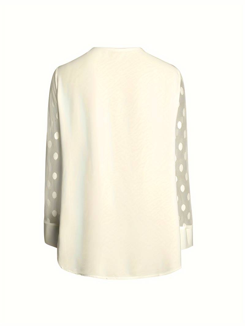 Moderiktig långärmad damtopp med unik hackad hals. Ett elegant och bekvämt basplagg i kvinnors garderob.