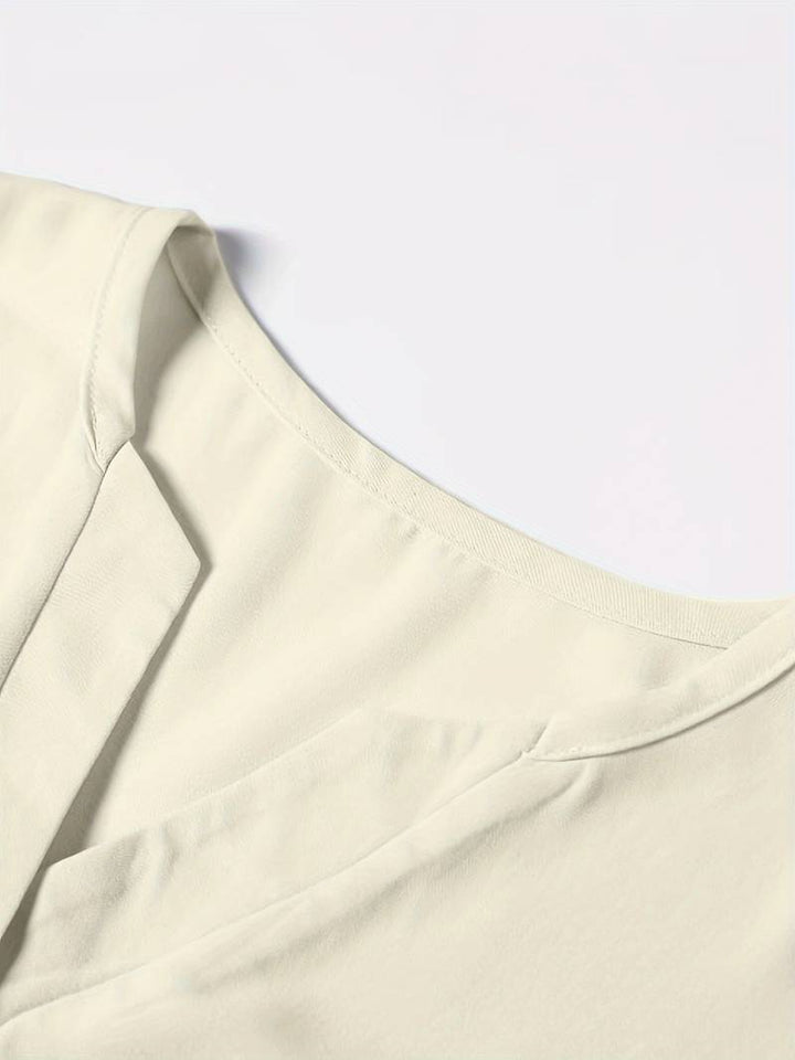 Damtopp med lång ärm och elegant hackad hals. Bekväm och snygg blus, perfekt som vardagstopp.