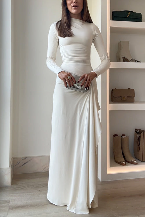 Elegant långärmad maxiklänning med smickrande drapering och chic slits, perfekt för speciella event.