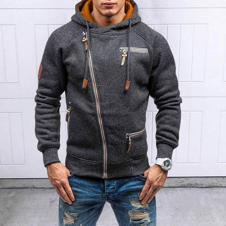 Mörkgrå herrhoodie, långärmad och varm i fleece. Stilfull och bekväm för alla tillfällen.