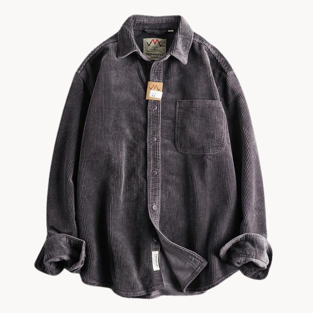 Man bär mörkblå långärmad herrskjorta, avslappnad stil. Fritidsskjorta perfekt för höst- och vintermode.
