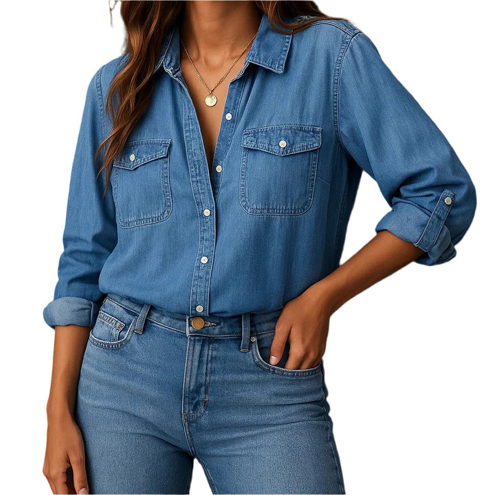 Långärmad ljusblå herrskjorta i denim med knappar och fickor, perfekt för avslappnad vardagsstil.