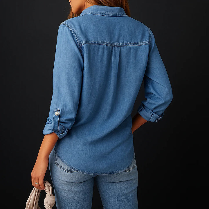 Herrskjorta i blå denim med långa ärmar och knappar, idealisk som lagerplagg för modern vardagslook.