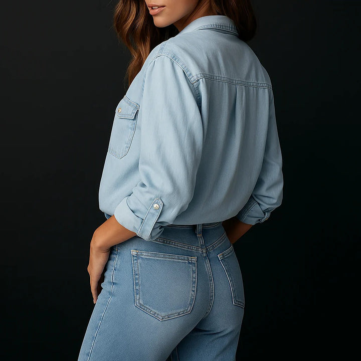 Bekväm ljusblå denimskjorta för män med knappar, klassisk avslappnad passform för alla tillfällen.