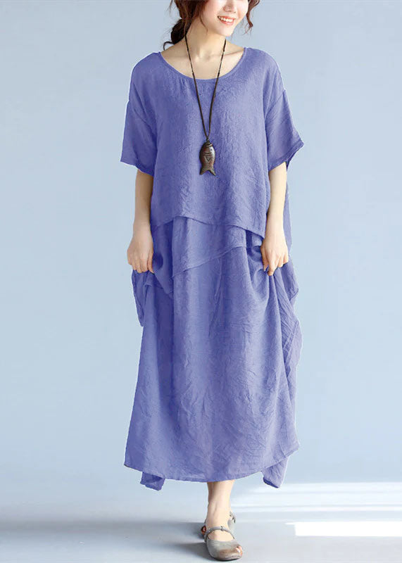 Modell i långärmad oversized maxiklänning, luftig och avslappnad stil.