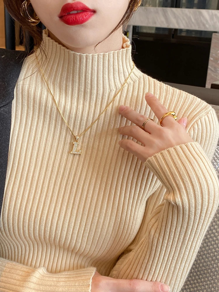Elegant långärmad damtröja med turtleneck. Casual passform, idealisk för lager-på-lager och vardagsstil.
