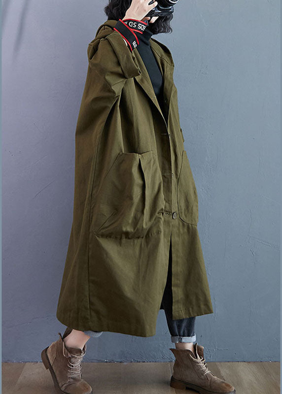 Elegant och klassisk damtrenchcoat. Lång modell med huva och fickor, ett stilrent ytterplagg för höst och vinter.