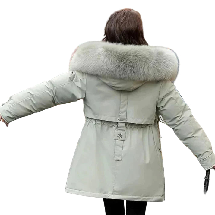 Lång, stilren damvinterjacka med huva för kallt väder. Varm & bekväm steppjacka för vardag & promenad.