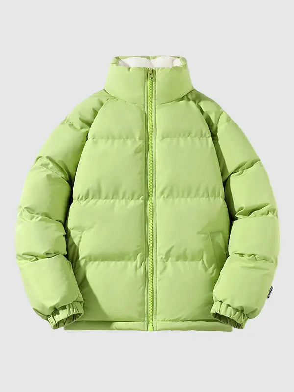 Man bär lång trendig herr pufferjacka, modern vinterstil som kombinerar värme och elegans.