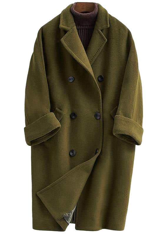 Lång, trendig plus size kvinnojacka, dubbelknäppt. Elegant ytterplagg för höst och vinter.