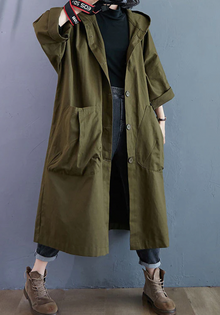 Lång, varm damjacka i polyester för höst och vinter. Elegant och bekväm ytterplagg.