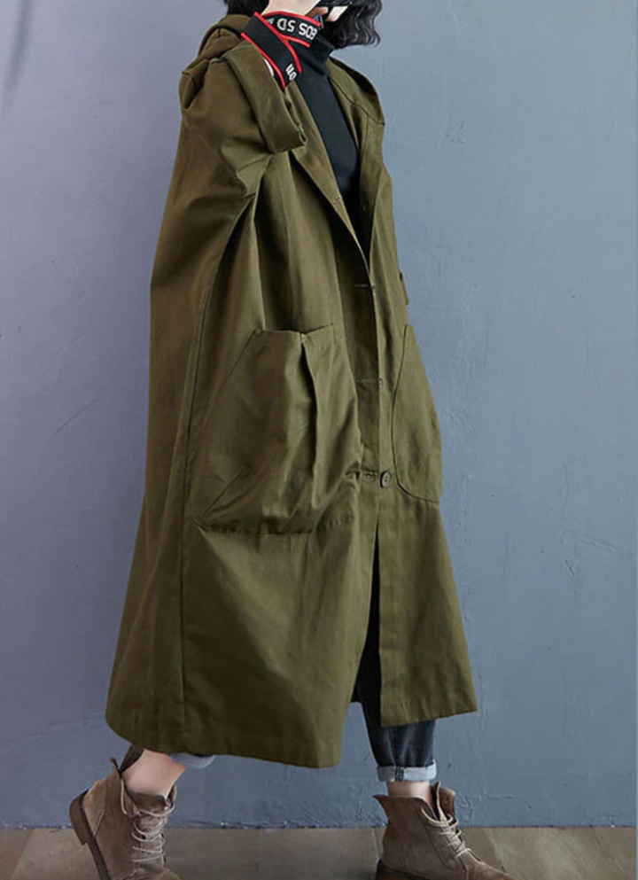 Elegant och komfortabel lång damkappa i varm polyester. Idealisk vinter- och höstjacka.