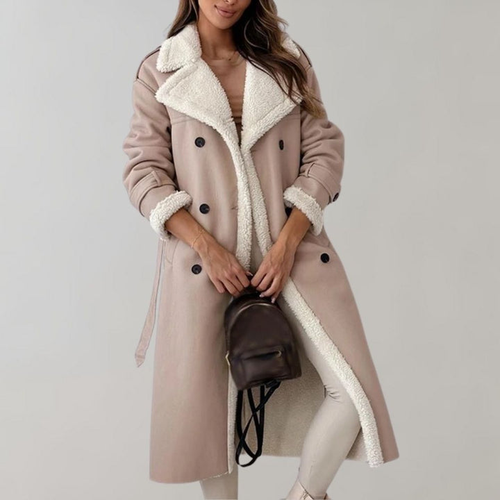 Elegant damvinterjacka i lång modell. Håller dig varm & stilren genom kalla vintrar.
