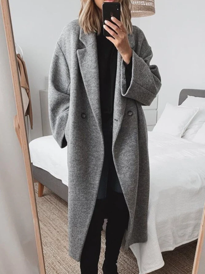 Elegant brun överdimensionerad damkappa. Varm longline vinterkappa med dubbelknäppning, perfekt ytterplagg för kvinnor.