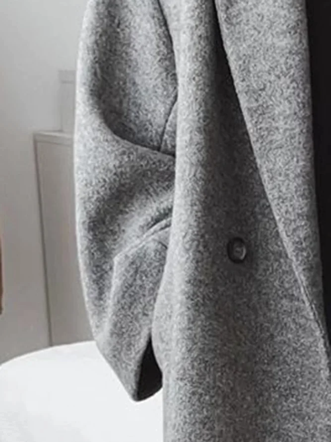 Stilren lång överdimensionerad kappa för kvinnor. Varm elegant vinterkappa i grå, perfekt som ytterplagg för damer.