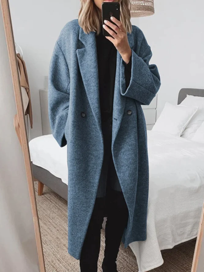 Dubbelknäppt lång kappa för kvinnor. Varm, överdimensionerad vinterkappa i elegant design. Perfekt ytterplagg för damer.