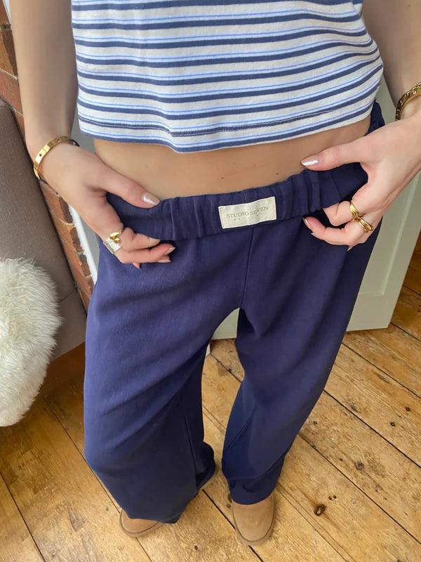 Modell går i långa casual dambyxor med elastisk midja, tygblandning, för en bekväm stil.
