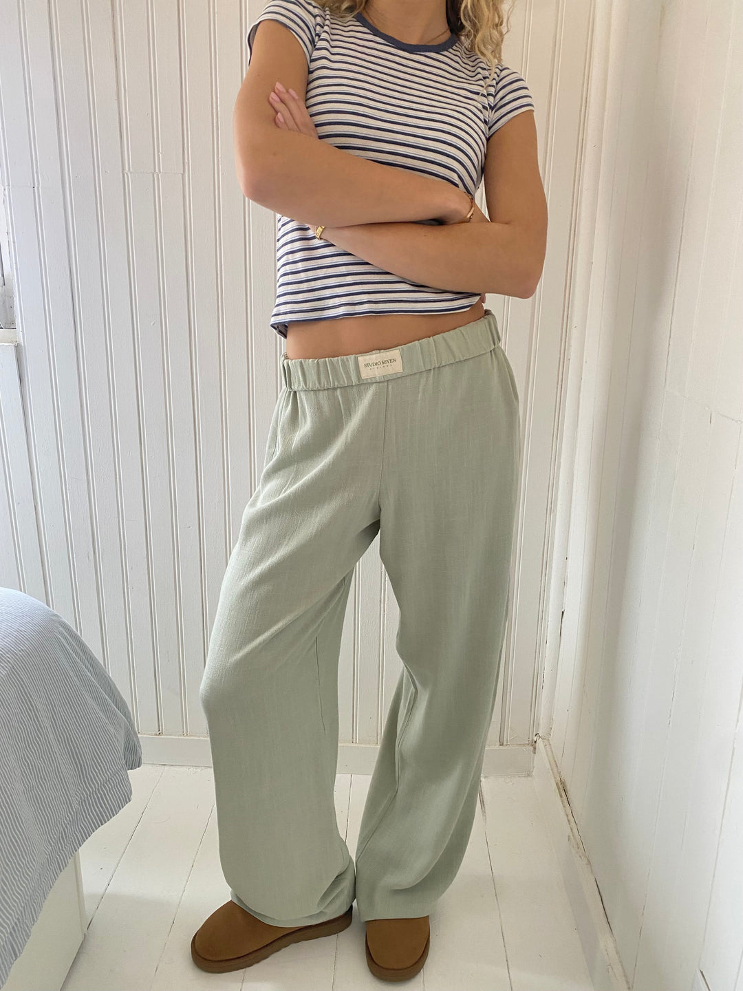 Närbild på tygstrukturen av de casual blå dambyxorna med elastisk midja och raka ben.