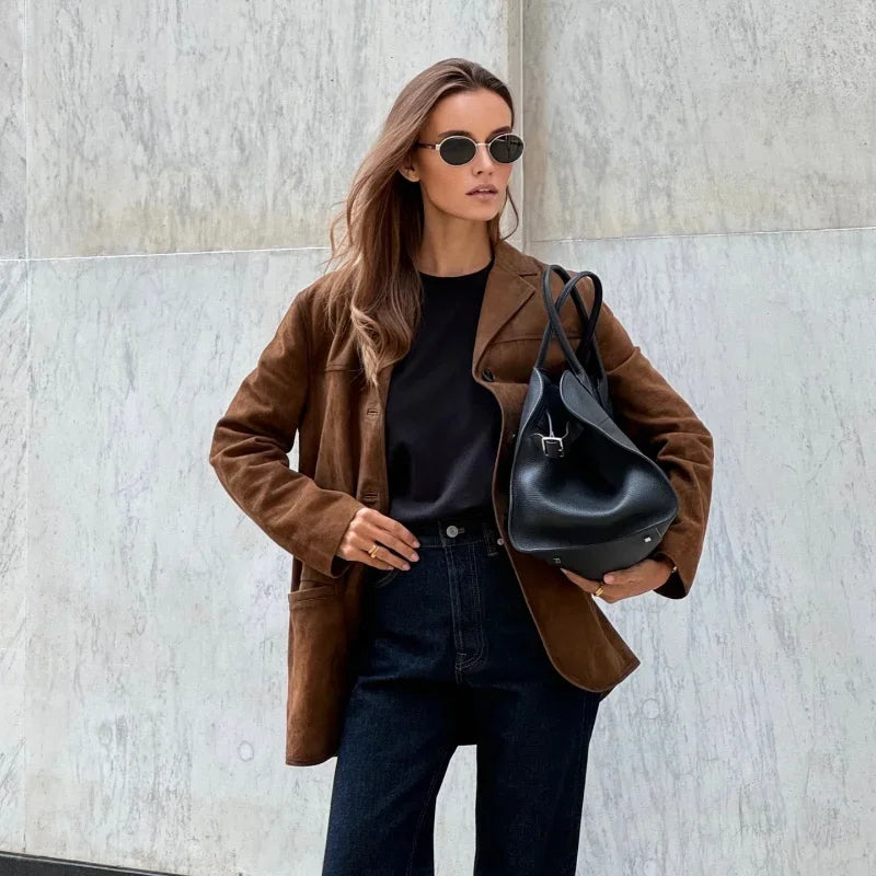 Trendig löstsittande damjacka i mocka-look. Perfekt komfort för höst- och vintersäsongen.