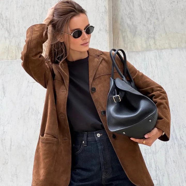 Bekväm löstsittande damjacka i mocka-stil, perfekt som chic ytterplagg för höst & vinter.