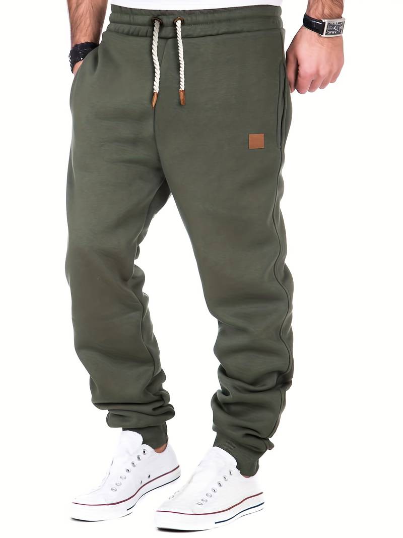 Löst sittande casual herrbyxor med justerbar dragsko i neutral färg. Perfekt för avslappnad fritid.