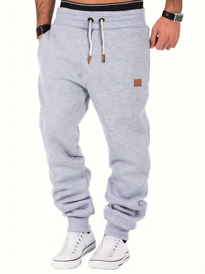 Trendiga vårbyxor för herrar, löst sittande med dragsko. Modern och avslappnad look för herrmode.