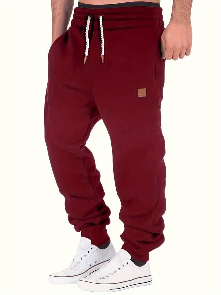 Voluminösa och löst sittande herrbyxor med dragsko i midjan, för en modern casual stil.