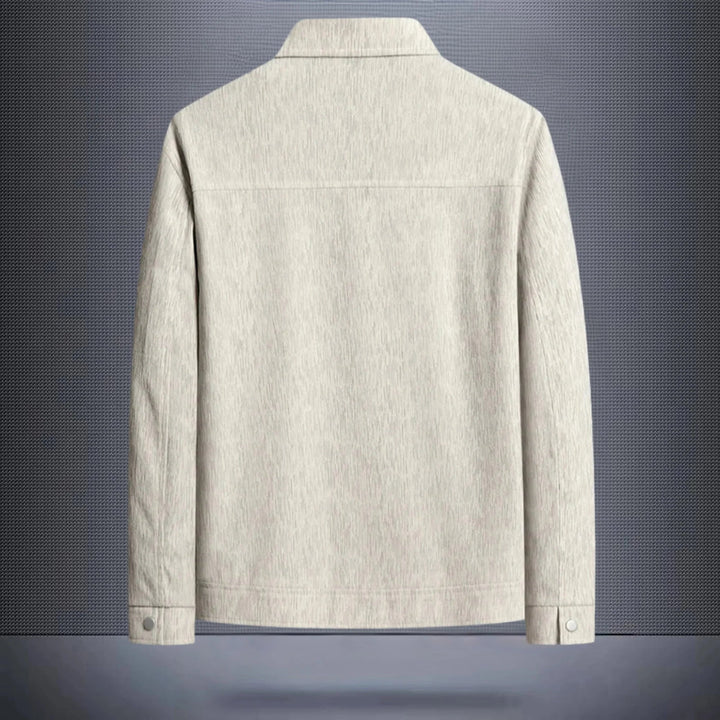 Modern brun herrjacka, lätt och stilren, med ribbade kanter. En bekväm vardagsjacka för män.
