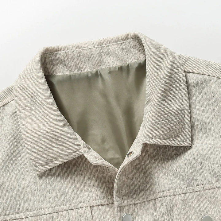 Trendig lätt sommarjacka för herr i beige, med ribbade detaljer. Ett stilrent och bekvämt ytterplagg.