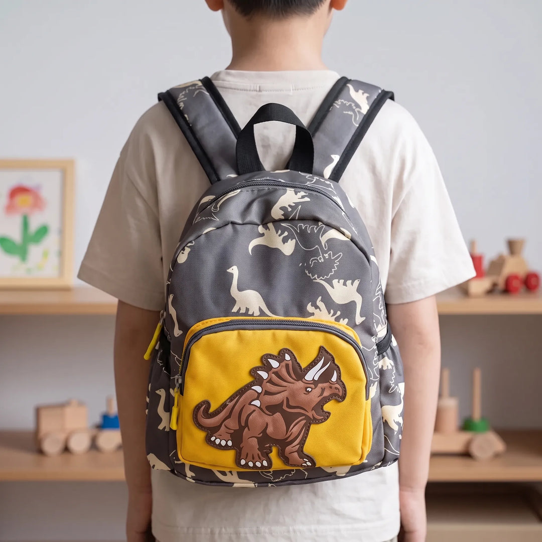Lätt grön dinosaurie barnryggsäck i nylon för förskola och utflykt. Lekfull skolväska för barn.
