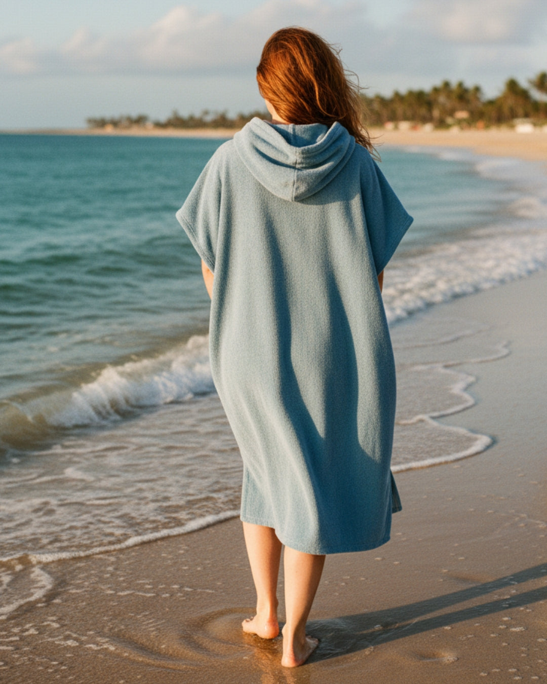 Elegant kvinnors strandponcho klänning. En lätt sommarklänning perfekt som stilfullt strandplagg för poolen.