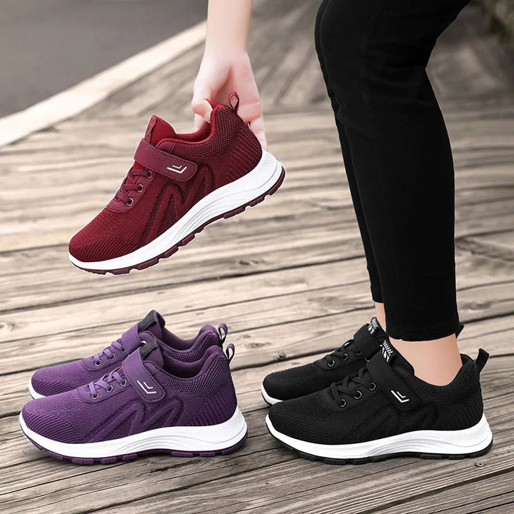 Gråvita snörskor för dam. Lätta och andningsbara sneakers, utmärkta för fritids- och utomhusbruk.