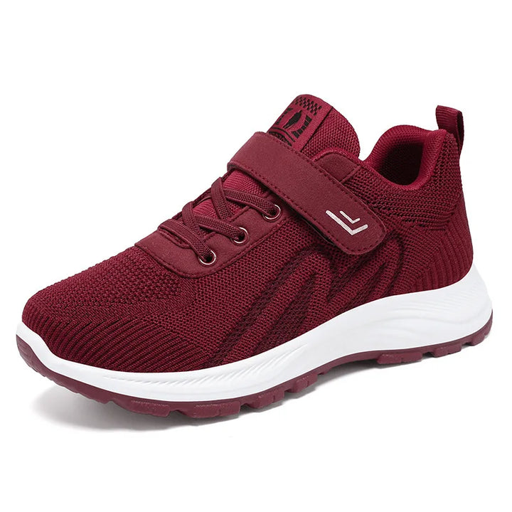 Damsneakers med meshöverdel, lätta och andningsbara. Perfekta för promenader och fritidsaktiviteter utomhus.