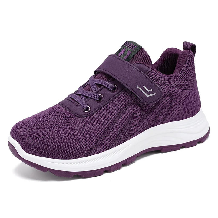 Mångsidiga utomhusskor för kvinnor. Lätta, andningsbara och bekväma damsneakers, perfekta för aktiva dagar.