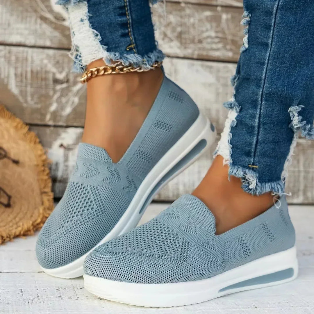 Modern slip-on sneakers för kvinnor, sidovy. Designad för maximal komfort och lätt känsla hela dagen.